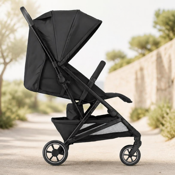 Compacte zwarte kinderwagen met verstelbare zonnekap