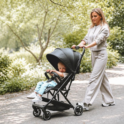 Compacte zwarte kinderwagen met verstelbare zonnekap